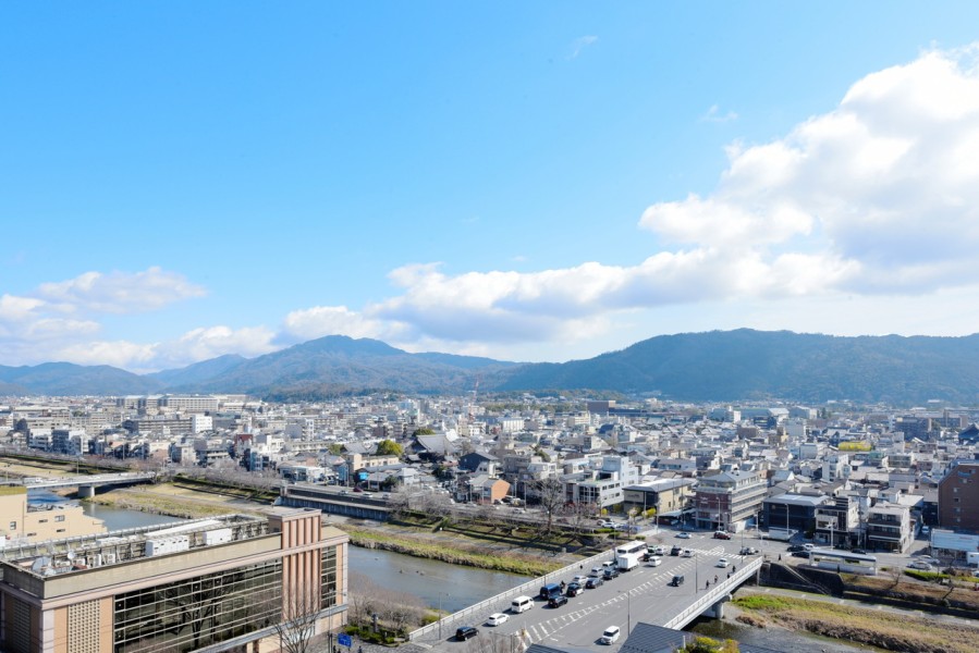 東山連峰を一望、鴨川、高瀬川を眼下に見下ろす眺望が楽しめます。四季によって変化する山々と空、川の流れを眺めながら深呼吸をしたくなるような景色が広がります。お盆には五山の送り火「大」が望めます。