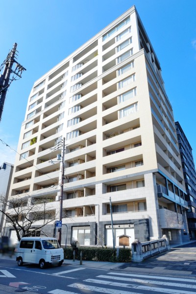 地下鉄京都市役所前駅徒歩1分、京阪線、阪急線も利用でき、京都の歴史ある街並みや生活の利便性もまとめて享受できる立地も魅力的です。平成16年建築、総戸数55戸、ペットの飼育が可能です。