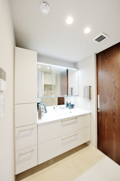 サイドキャビネット付きでたっぷり収納できる洗面台を採用しました。タッチレス照明採用で、手を触れずに照明をonoffできるので、いつも清潔に保てます。身支度の時間も快適にお過ごしいただけます。