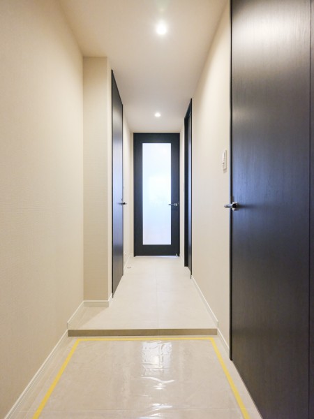 清潔感と格調高さが溢れる玄関には、人感センサー照明を新規設置しています。いつでも明るく、温かな空間が出迎えてくれる空間です