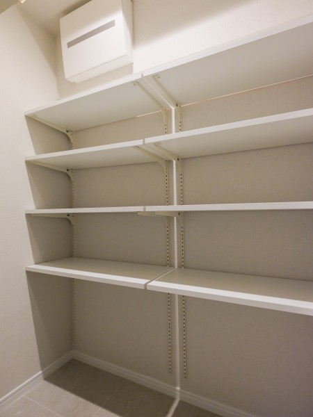 玄関横にはシューズインクローゼットが備わっています。備え付けの棚は可動式のため、お好みの高さに調整可能♪スニーカーやヒールはもちろん、ブーツなどの高さのあるシューズも無理せずに収納いただけます。