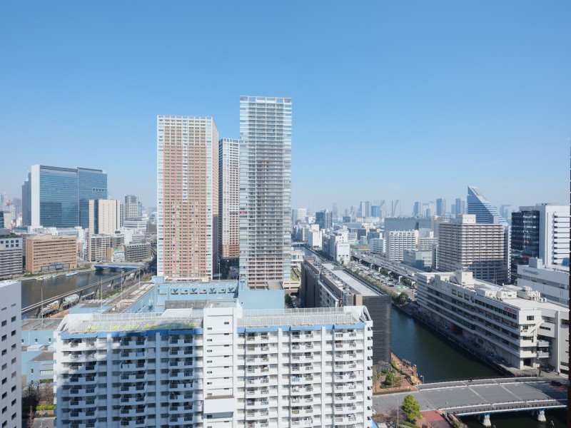 都会らしさ溢れるビル群と穏やかな水の潤いを感じさせる眺望です。凛とした空気が流れ込み、伸びやかに広がる空の開放感を享受しながら、理想のライフステージを実現させる住まいです。