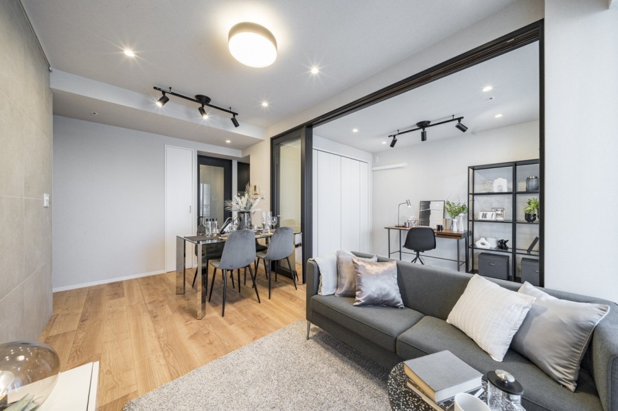 リビングダイニングには床暖房が敷設され、冬場の足元も冷えることなく、通年快適な温度でお過ごしいただけます。住まう方の暮らしやすさを実現し、大切な「日常」を紡いでいける安らぎの居住空間です。