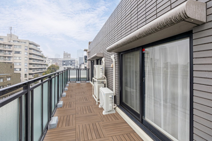 ゆったりとしたルーフテラスは暮らしに大切な光と風をうんと感じることができるリフレッシュスペースです。※ウッドデッキはイメージです。