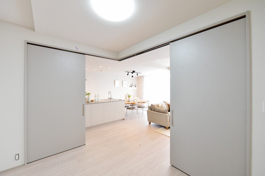 リビングに隣接した洋室3（約4.5帖）は、扉を開放して拡張リビングとしてもご使用頂けますし、家族構成の変化やライフスタイルに合わせてフレキシブルに使用して頂けます。