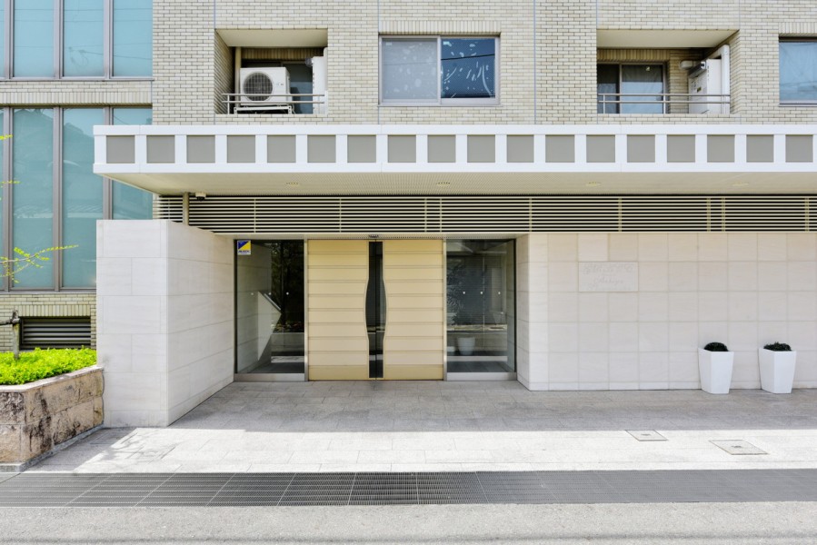 周辺は戸建てとマンションが立ち並ぶ静かな住宅街です。80平米以上のゆったりとした間取りプランが採用された、子育てファミリー層の方々におすすめの物件です。ペット飼育可能で、大切な家族と新生活をスタートできます。