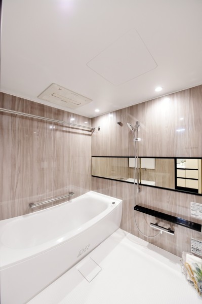 1620サイズのゆったりとした浴室を採用しています。お子様とのバスタイムも余裕をもって楽しめる広さがあります。浴室暖房乾燥機完備ですので、花粉シーズン・梅雨時の衣類の乾燥、冬場の暖房運転など一年中快適にお使い頂けます。