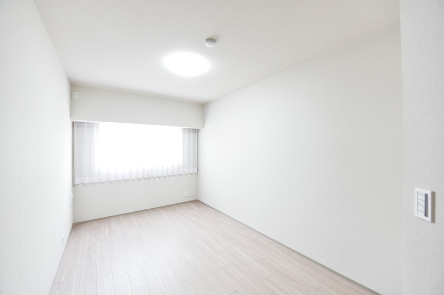 リビングから離れた洋室1（約7.5帖）は静かに心と体を休めることができる、主寝室にピッタリです。ウォークインクローゼットを設置していますので、お部屋の広さを有効活用できます。