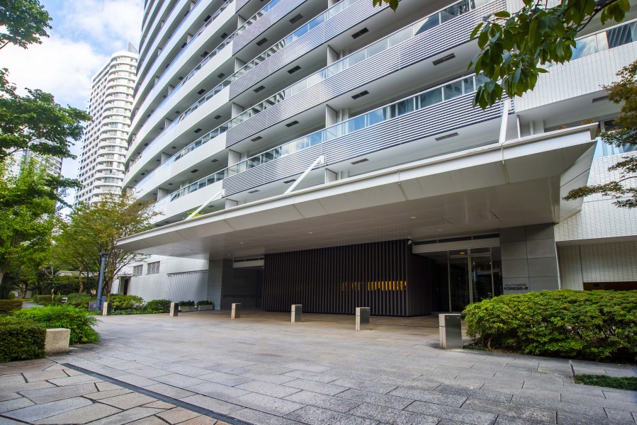 植栽が綺麗に整えられた木々が迎えてくれるエントランス。堂々たる趣の中に居心地の良さも感じさせ、安らぎの居住空間へ誘います。