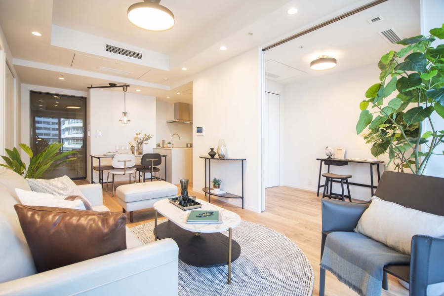 贅沢な広さのリビングダイニングキッチンではじまる余裕のある暮らし。リビングには床暖房を敷設したので、寒い季節もあたたかくお過ごしいただけます。