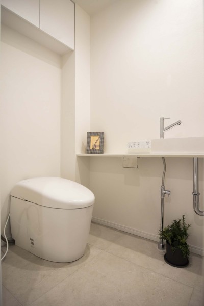レストルームには洗練されたお部屋にぴったりなスタイリッシュなタンクレストイレが設置されています。毎日使う場所だからこそ、清潔感と使いやすさを考慮した空間です。
