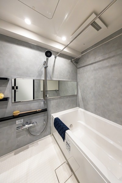 淡いグレー調の色合いのパネルがよりいっそうくつろぎの空間を演出するバスルームです。汚れが目立ちにくいのも嬉しいポイントです。