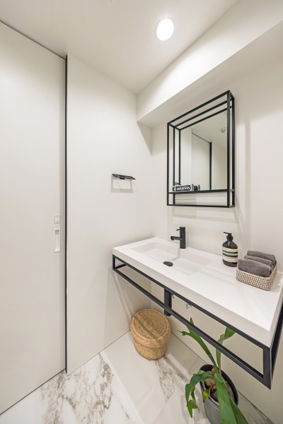 洗面化粧台を床面から浮かせることで、空間にゆとりを生み出しました。​スタイリッシュに富んだ、トレンド感もある空間づくりを叶えたスペースです。