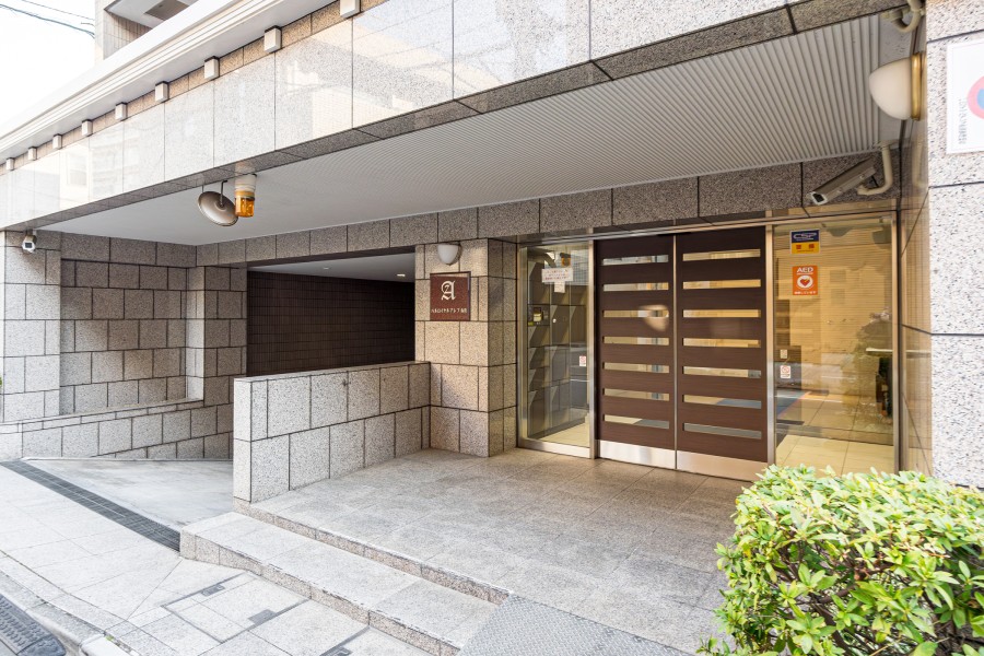 ととのえられた植栽や清潔なエントランスがお出迎えします。乃木坂・赤坂・青山一丁目が生活圏、4路線3駅が利用できる利便性良好な立地です。