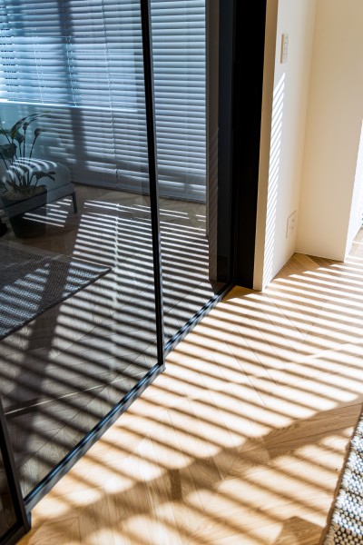 ナチュラル&モノトーンのカラースキームをベースに、従来の様式美や一過性のトレンドに流されることなく、暮らしの普遍を丁寧に見つめながら新しい佇まいを目指したリノベーションです。