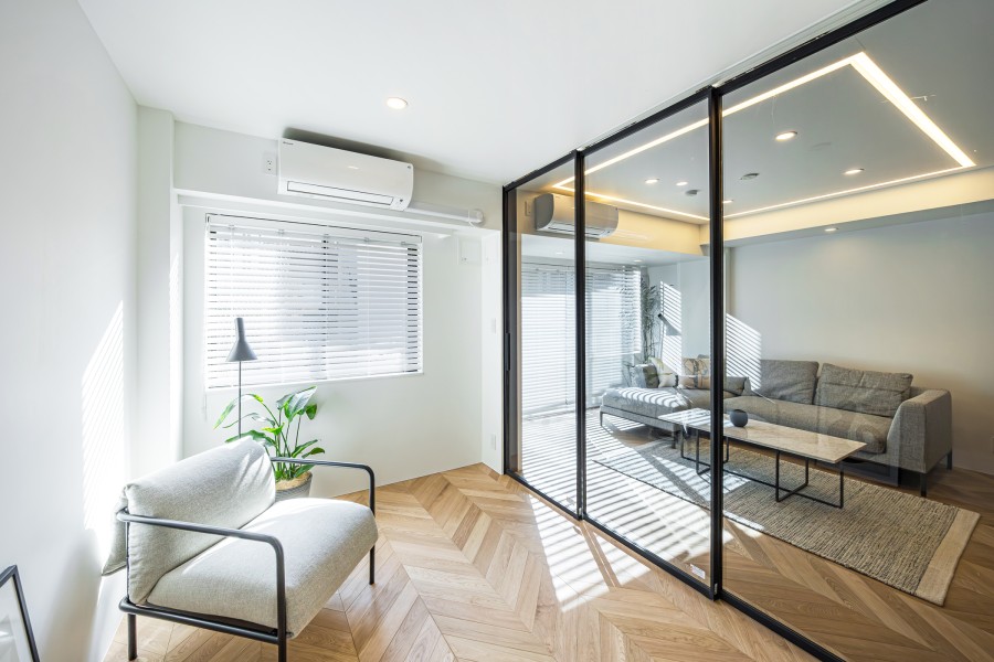 洋室にも心がほっとする陽光が差し込み、安らぎ溢れるお部屋です。フルハイトサイズの扉がより開放感を演出します。