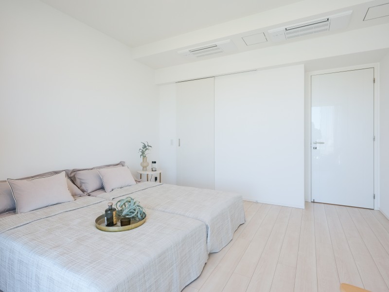 洋室1には収納豊富なウォークインクローゼットが備わっています。居住スペースを広々とお使いいただけるので、主寝室としても快適に過ごせるお部屋です。