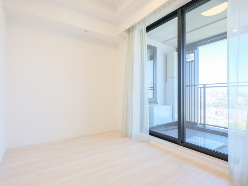 バルコニーにつながる約5.8帖の洋室2です。心地よい陽が降り注ぐ明るい空間なので、テレワークや作業スペースにもぴったりなお部屋です。