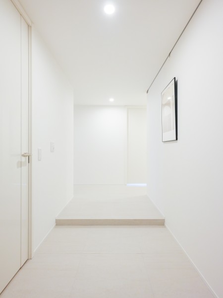 玄関には表面が仄かに煌めく、リビエラのカレイドビアンコを採用しています。ゆとりがありベビーカーやキャリーバッグなどの移動も快適♪お気に入りのアートを飾るピクチャーレールも設置しています。