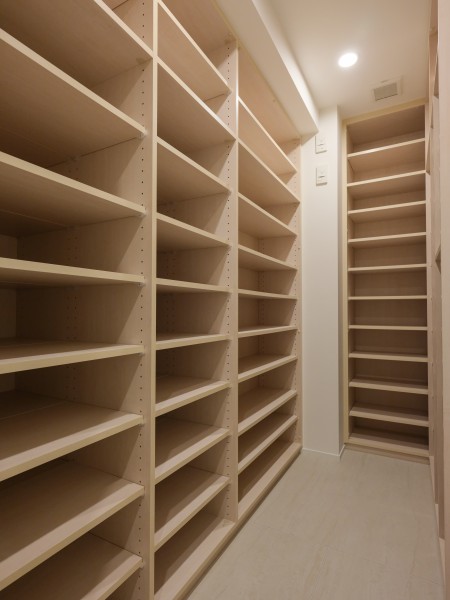 玄関横のシューズインクローゼットには収納棚が充実しています。お気に入りのシューズをたくさん収納できるだけでなく、レインアイテムや非常時用品なども保管いただけますね。
