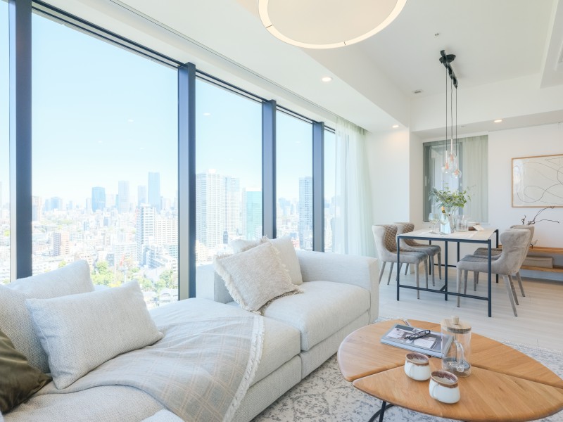 住まう方の暮らしやすさと心地よさを追求した住まいです。リビングダイニングキッチンは約21帖の広さがあり、ご家族で過ごすのにも、ご友人を招いて過ごすのにもゆとりのある空間です。