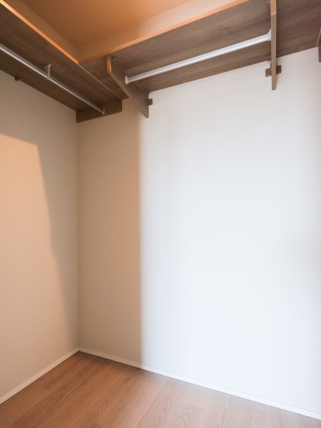 収納豊富なウォークインクローゼットには、ハンガーパイプが備わっているので着丈の長い衣類もしっかりと収納可能。キャリーバッグも保管いただけます。