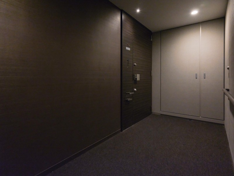 スカイビューガーデンやサロン、フィットネス施設などの多彩な共用設備がございます。2Fには幼保一帯施設「品川区御殿山すこやか園」があり、子育て世帯にも嬉しい環境です。