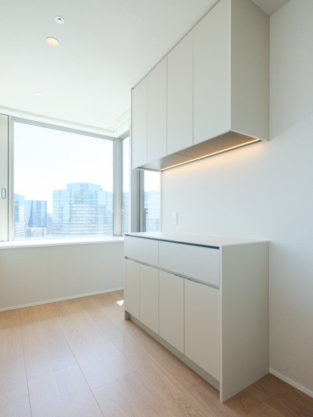 背面には収納豊富なカップボード付き。間接照明で照らされ、より上質な空間へと演出してくれます。