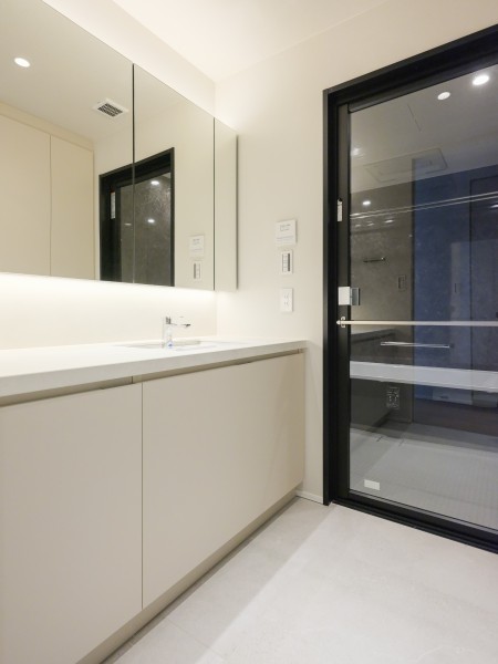 入浴後の時間をも快適に彩るラグジュアリーな洗面ルームです。デザイン性の高い田中工藝製の洗面化粧台はカウンタースペースにゆとりがあり、ドレッサーとしても使い勝手良好です。