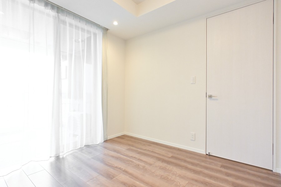 ウォークインクローゼットにはかさばりやすいアウターなどのお手持ちの衣類をたっぷり収納できそうです。