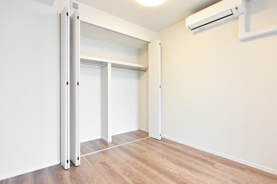 洋室2は廊下からアクセスする独立したプライべート空間です。バルコニーに接続する開放空間で温かな光が入りこみます。凹凸の少ないお部屋なので家具が配置しやすく、自由なレイアウトをお楽しみいただけます。