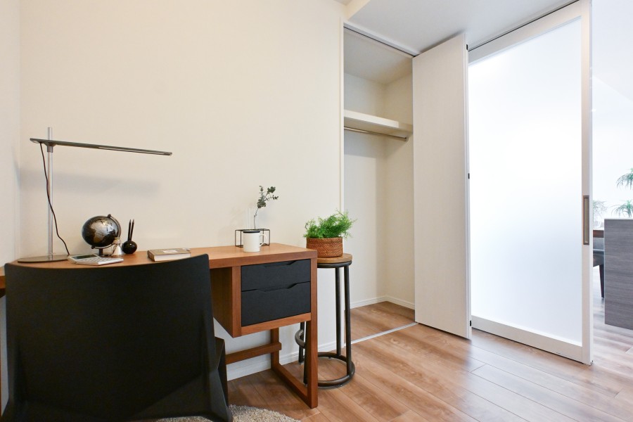 リビングに隣接した洋室3です。透け感のある扉を採用しているため、リビングからの光も取り込めます。落ち着いた時間を過ごせる空間のため、テレワークや作業スペースとしてもぴったりなお部屋です。