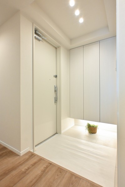 フットライトが足元を温かく照らし、白を基調に爽やかな空間を演出します。ゆとりがある空間なので、キャリーケースなど大きいお荷物の移動も快適です。