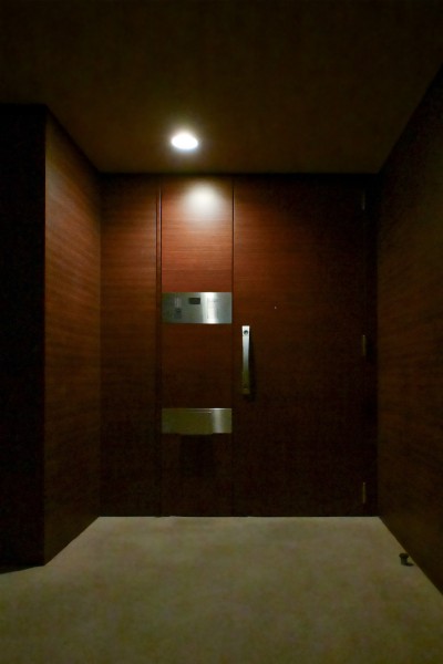 玄関前のポーチスペースは奥行きがあり、外部からの視線が気になりにくい、プライバシー性を確保した設計です。エレベーターを降りてお部屋へと続く廊下は、外気の影響を受けにくい内廊下設計になっております。