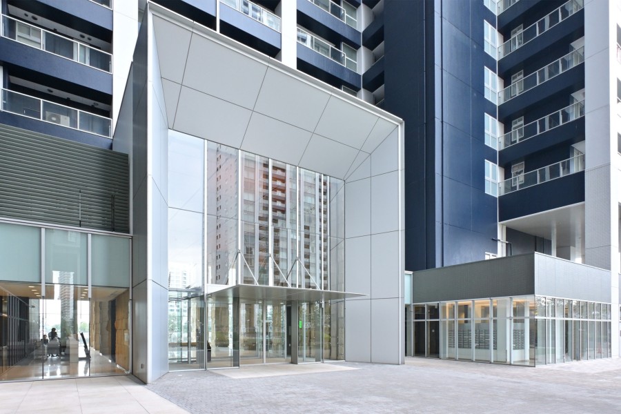 洗練された佇まいのエントランスアプローチです。大規模タワーレジデンスならではの多彩な共用施設が充実し、住まう方や訪れる方を優しくエスコートしてくれるコンシェルジュサービスもご利用いただけます。