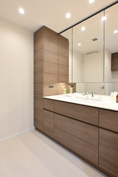 洗面化粧台は、キッチンと同じく田中工藝製で上品さが宿ります。お揃いの収納が左手に配置され、細々したものの収納にも大活躍♪入浴後の時間も快適にお過ごしいただけます。