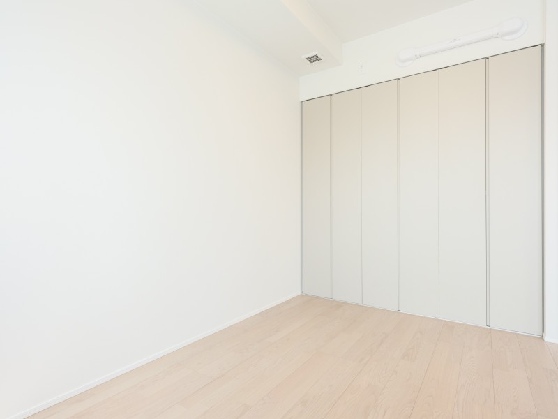 洋室1と同様に、間口の大きなクローゼットが備わっているため、衣類も小物も収納しやすく、居住スペースを広々とお使いいただけます。