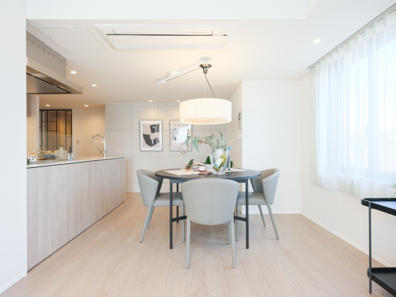 約20.3帖の広さを誇る開放感溢れるリビングダイニングです。デザイン性の高い田中工藝製キッチンを採用し、より一層の気品と上質感を感じられる居住空間です。