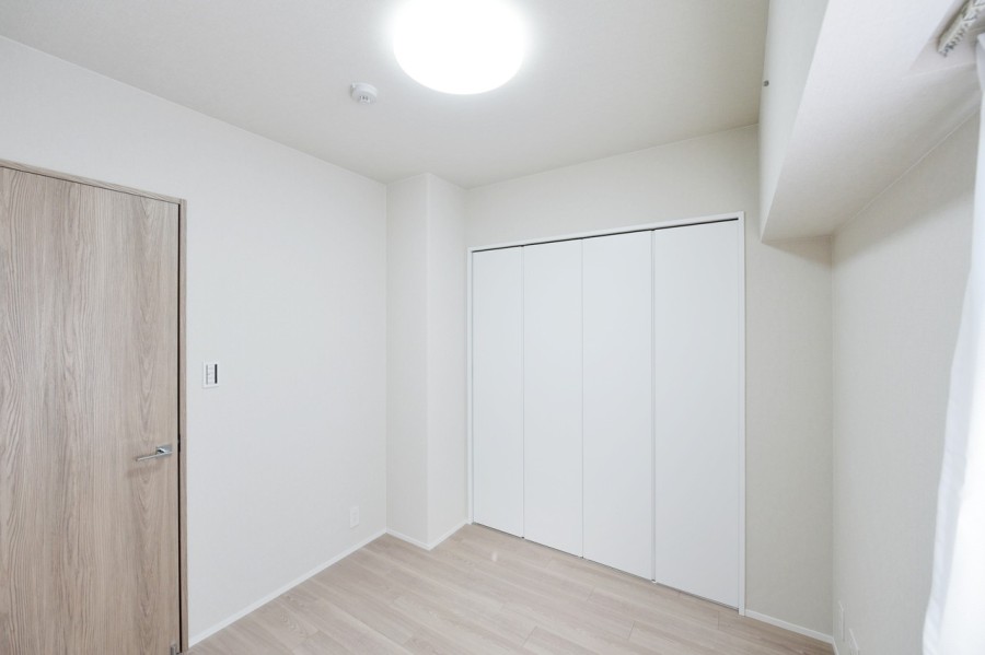 洋室3（約4.5帖）はバルコニーに面し、優しい光を感じるプライベート空間です。静かに自分の趣味の時間や、課題に取り組めますので、書斎や子供部屋としてもおすすめです。