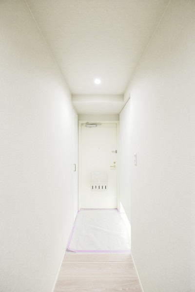 フットライトが優しく足元を照らす玄関です。人感センサーライトを設置していますので、遅い時間のご帰宅や手が塞がっている時でも自動点灯で安心です。大容量の玄関収納を設置しています。