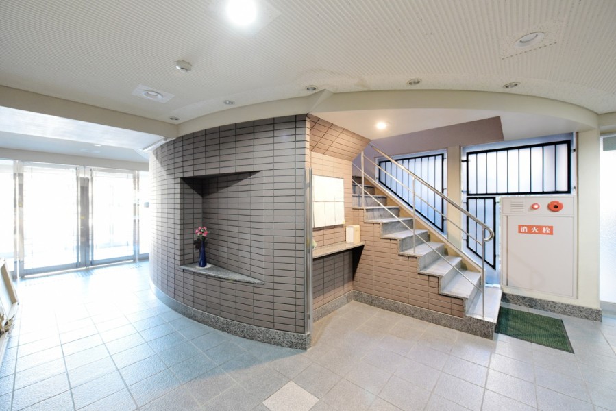 .総戸数41戸、静かな住宅地に建つマンションで、伊丹小学校まで徒歩2分程度でアクセスできます。近隣には教育施設も充実していますので、子育てファミリーさんにおすすめの住環境がそろっています。