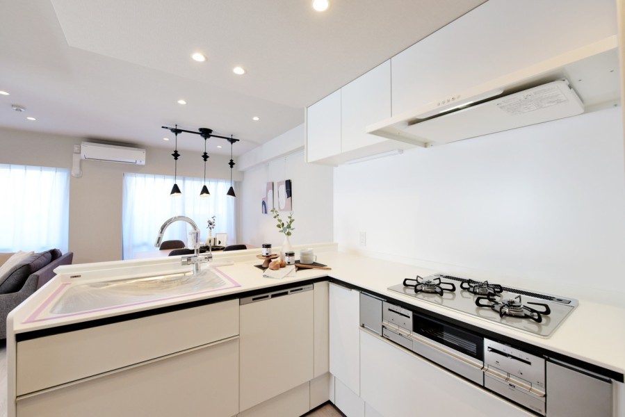 L字型の開放的なシステムキッチンは毎日使用する場所だからこそシンプルで使い心地の良い物を採用しています。食器洗い機を完備していますので、家事の時短にも役立ちます。家事をしながら家族とコミュニケーションをとることができます。