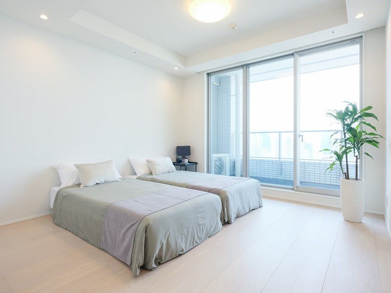 約8.6帖の洋室1は廊下からアクセスする独立したプライべート空間です。バルコニーに接続した大きな窓があり、明るく開放感のあるお部屋です