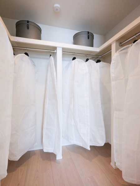 洋室1には頼もしい収納力を誇るウォークインクローゼットを備え付けました。荷物や衣類をたっぷり収納いただけます