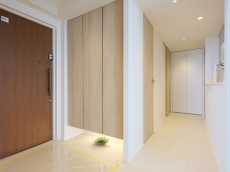 天井までの高さがあるシューズボックスを備え付けたので、玄関をすっきり綺麗に保てます。また、廊下にも収納があるので、防災バッグや日用品のストックなど、細々したものも収納いただけます