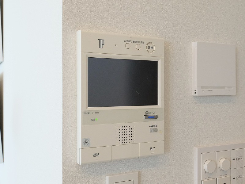 ◆TVモニター付インターホン◆訪ねてきた相手をモニター越しに確認でき、防犯対策に役立ちます。インターホン越しに話をすることが可能です