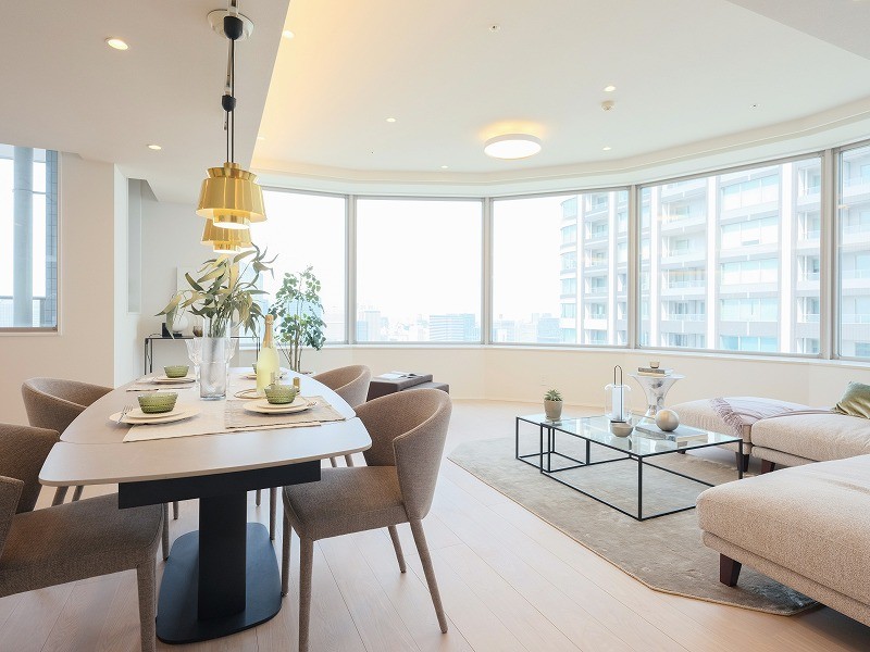 角部屋ならではのアーチを描く窓がたっぷりの光を取り込みます。約27帖のゆとりのあるリビングダイニングキッチンは、住まう方の心地よさを追求し、上質な住空間が暮らしに余裕をもたらしてくれます