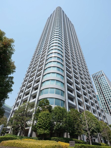 汐留エリアのランドマーク！安心の制震構造を採用した47階建てのタワーレジデンスです。上質な空間をお届けする多彩な共用設備が充実◎豊かな緑と水の癒しも感じられる住環境です