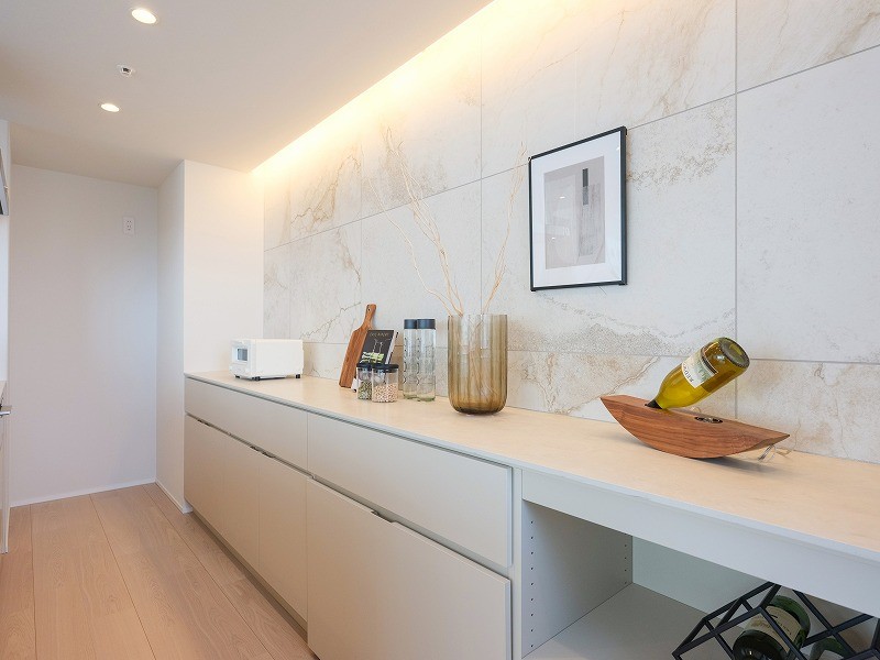 キッチン背面には収納豊富でカウンタースペースも広いカップボードが備わっています。間接照明がよりいっそう上質空間を創り出す気品溢れるキッチンです