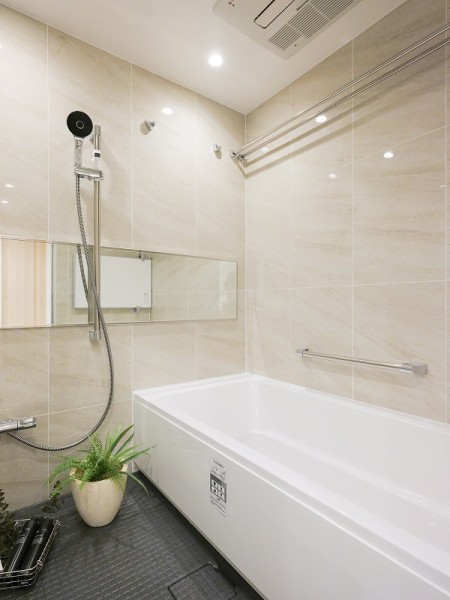 毎日のバスタイムを贅沢に、豊かにしてくれるバスルームです。ゆったりとくつろげる空間で、身体も心も癒されます。暖房・涼風・換気・乾燥機能付きで1年中快適です